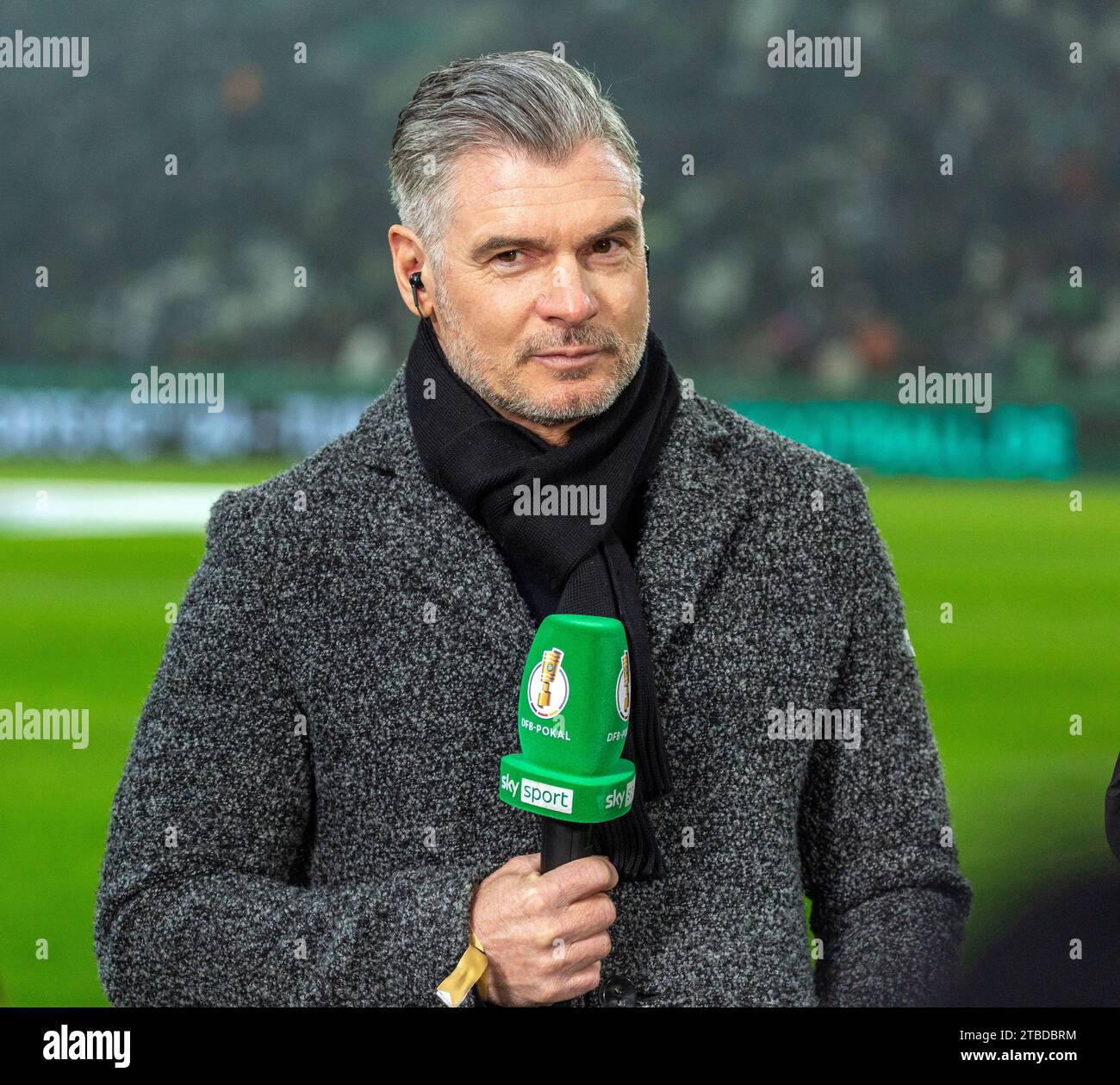 Sport, calcio, DFB Cup, 2023/2024, ultimi sedici, Borussia Moenchengladbach vs. VfL Wolfsburg 1-0 AET, Stadium Borussia Park, ex professionista di calcio Karl Heinz Pflipsen (MG) intervistato da Sky, LE NORMATIVE DFL VIETANO QUALSIASI USO DI FOTOGRAFIE COME SEQUENZE DI IMMAGINI E/O QUASI-VIDEO Foto Stock