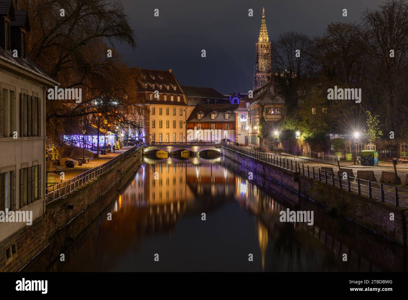 La Petite France nel periodo natalizio, un pittoresco quartiere del centro storico di Strasburgo. Patrimonio dell'umanità dell'UNESCO. BAS-Rhin, ALS Foto Stock