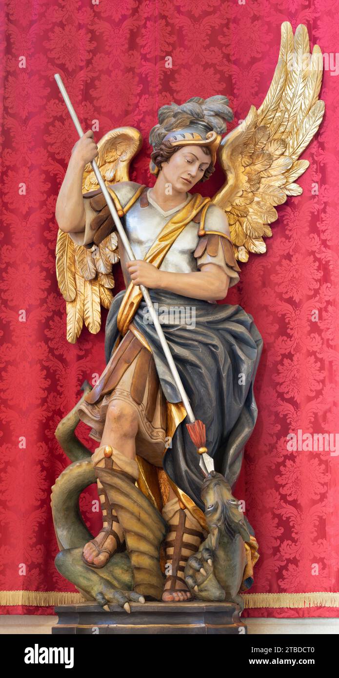 VICENZA, ITALIA - 5 NOVEMBRE 2023: La statua in policorme scolpita di San Michele arcangelo nella chiesa di Santa Maria dei Servi Foto Stock