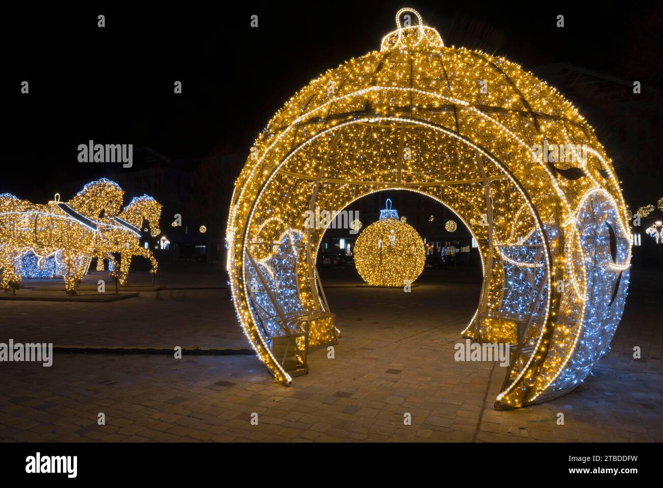 Figure di cavalli d'oro, sfera illuminata a piedi, piazza della cattedrale, mondo di luci, Magdeburgo, la più estesa illuminazione invernale e natalizia di Foto Stock