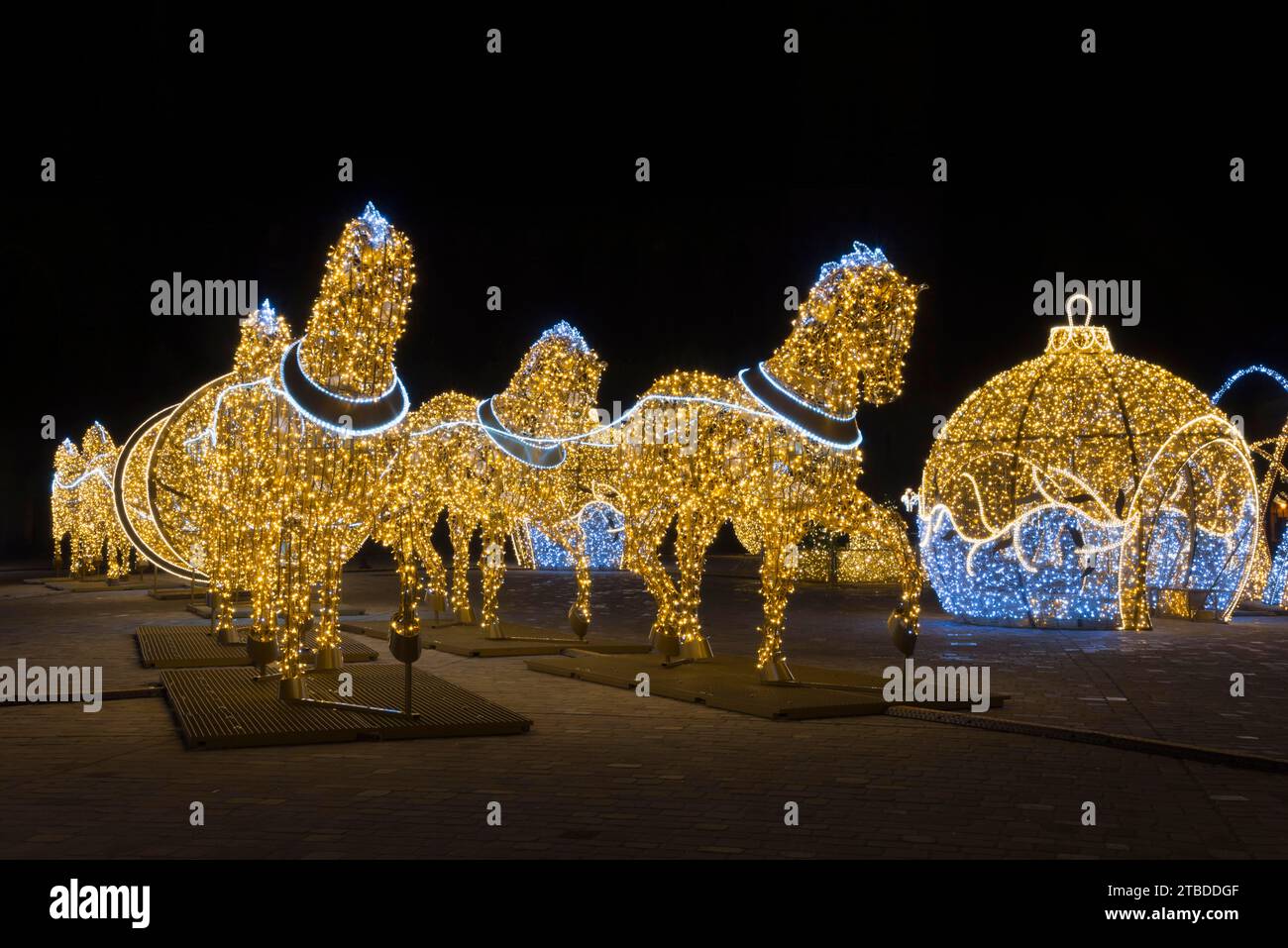 Figure di cavalli d'oro, globo illuminato, piazza della cattedrale, mondo di luci, Magdeburgo, la più estesa illuminazione natalizia e invernale a Central Foto Stock