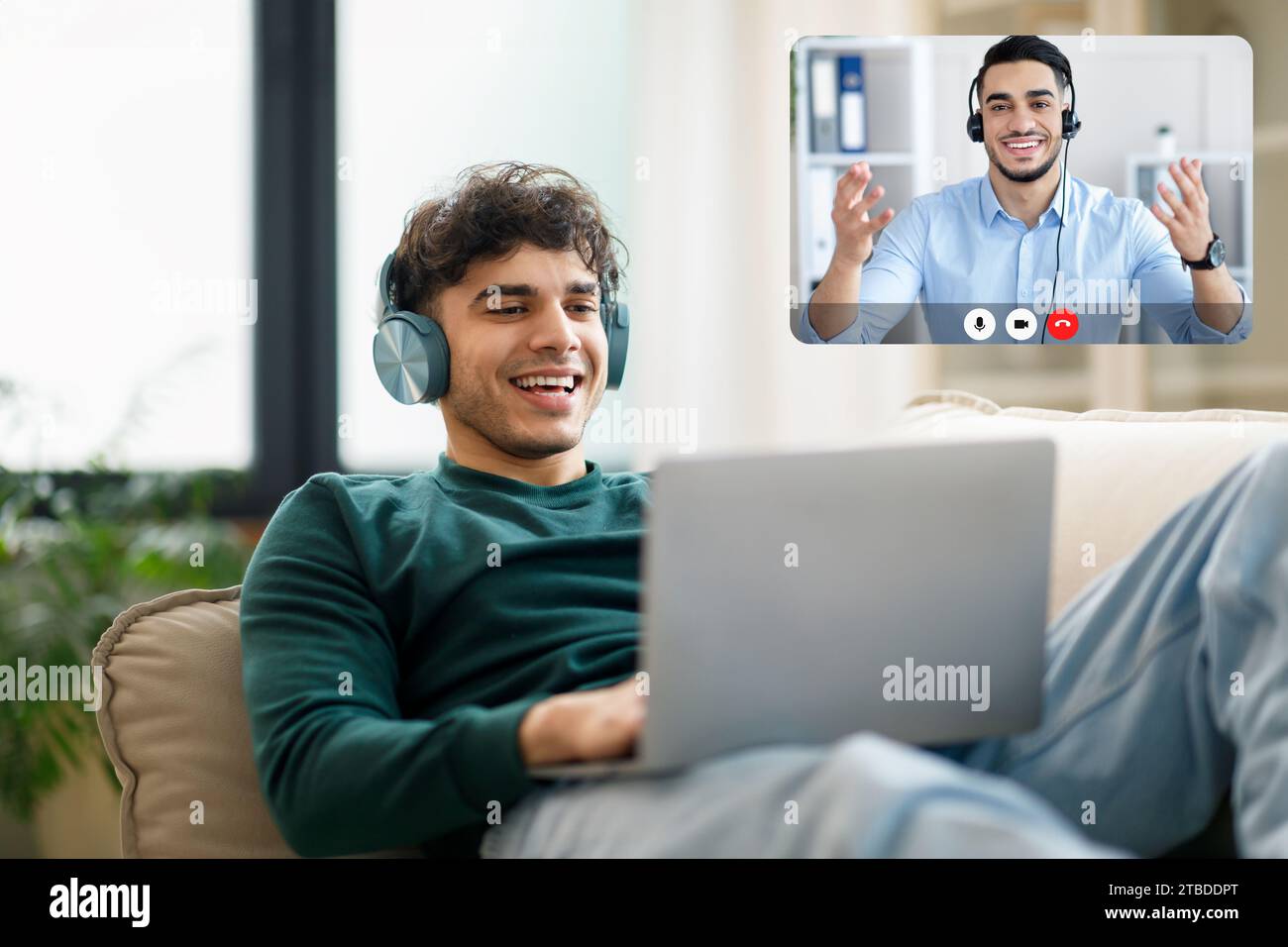 L'arabo effettua una videochiamata su un notebook che indossa gli auricolari in interni Foto Stock