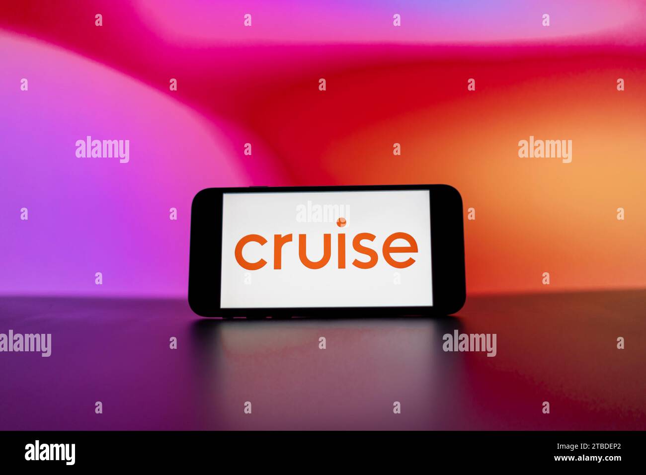 In questa immagine, sullo schermo di un telefono cellulare viene visualizzato il logo Cruise LLC. Foto Stock