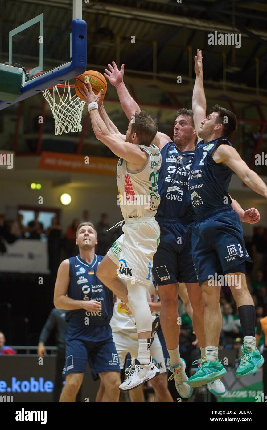 Cestini EPG per basket Koblenz-Dresden Titans. Lucien Schmikale di Dresda (l-r), Leon Friederici di Coblenza, Tanner GrahamTill Isemann di Dresda Foto Stock