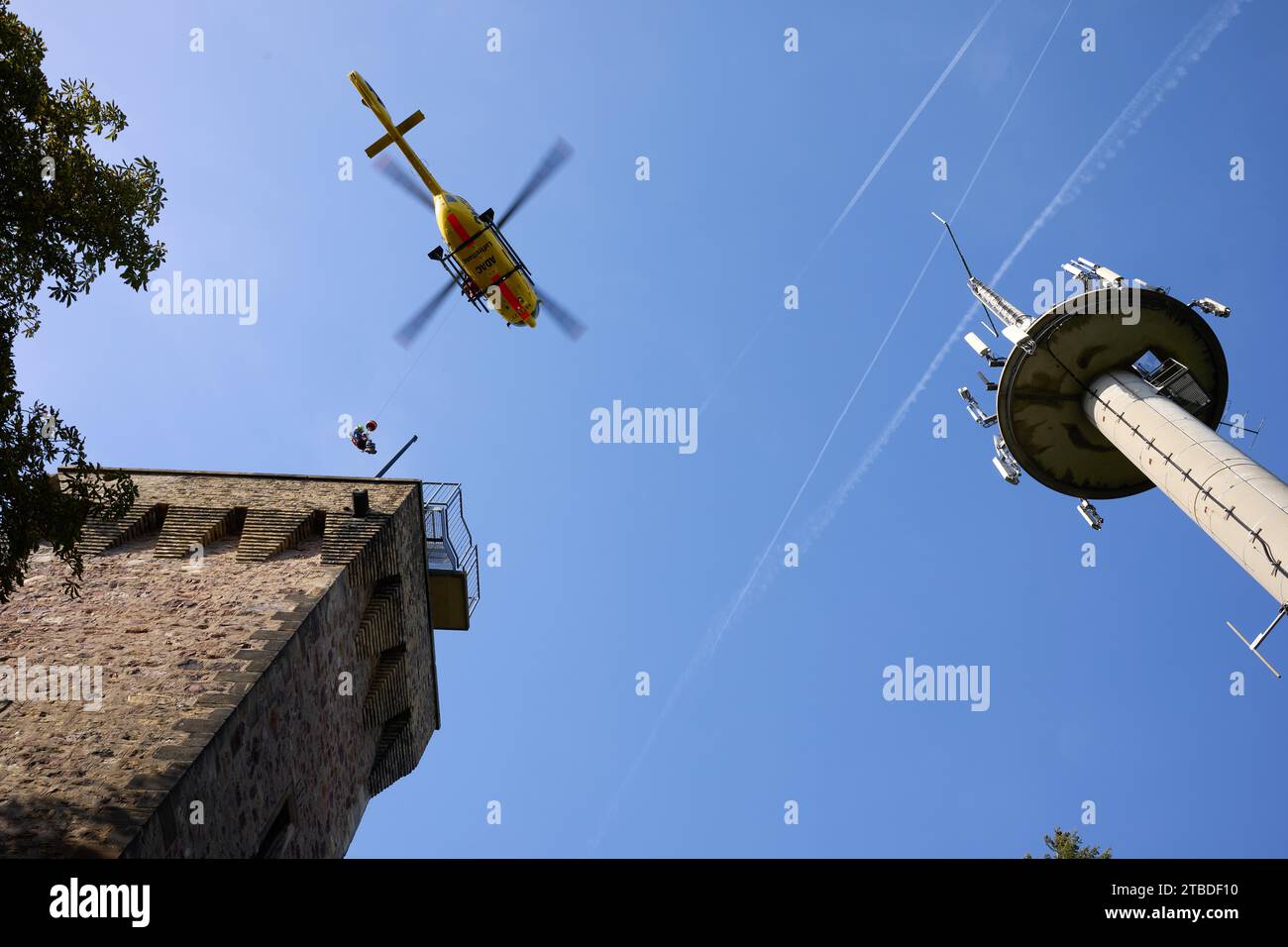 Il servizio di soccorso aereo ADAC allena l'uso del paranco di salvataggio con un elicottero Airbus H145, Bingen, Renania-Palatinato, Germania Foto Stock