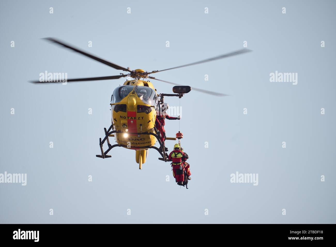 Il servizio di soccorso aereo ADAC allena l'uso del paranco di salvataggio con un elicottero Airbus H145, Magonza, Renania-Palatinato, Germania Foto Stock