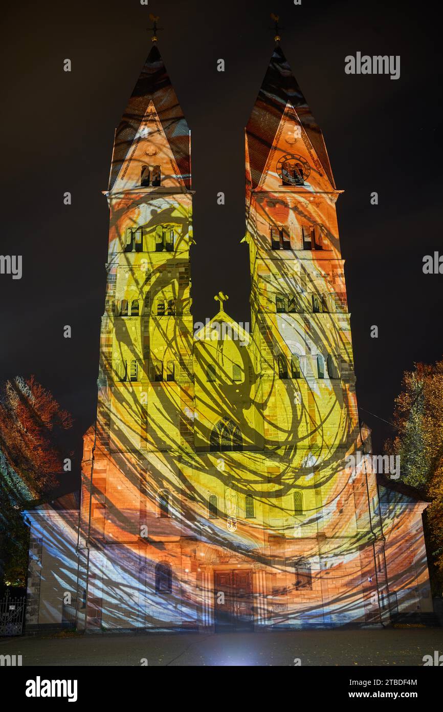 Durante le prove per l'installazione audiovisiva Les Monuments vivants, la Basilica di San Castore a Coblenza brilla nel bagliore delle luci Foto Stock