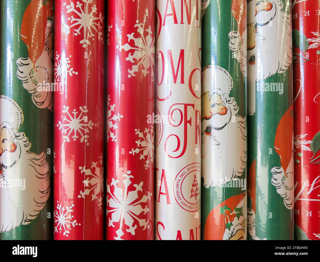 Rotoli di nuova carta regalo per Natale Foto Stock