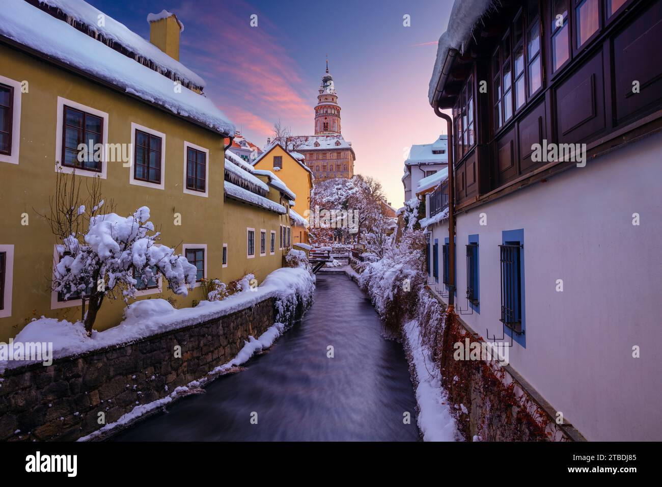 Cesky Krumlov, Repubblica Ceca. Immagine del paesaggio urbano di Cesky Krumlov, Repubblica Ceca, al bell'alba fredda d'inverno. Foto Stock