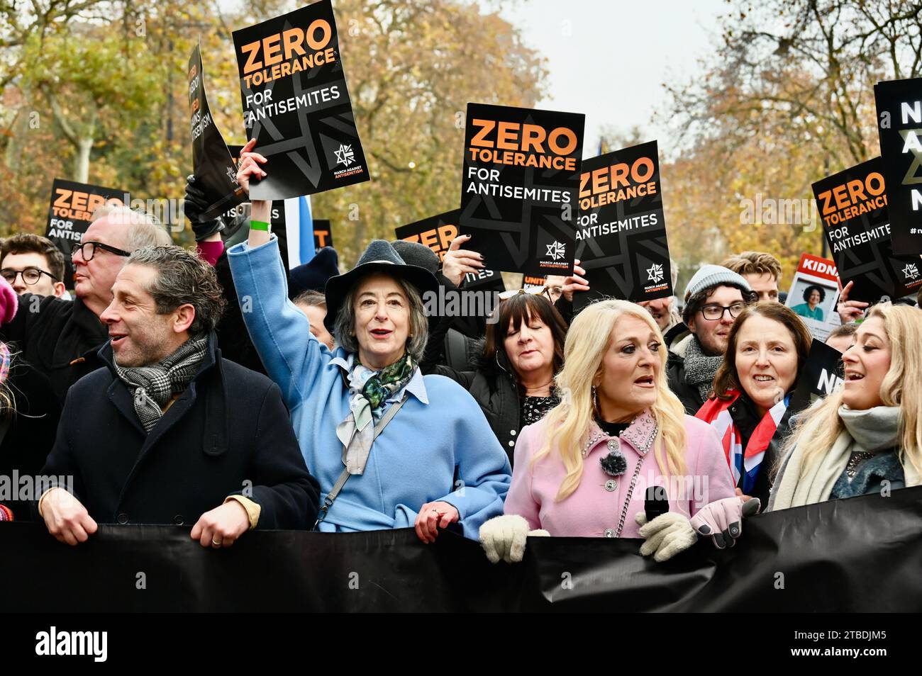 Maureen Lipman, Vanessa Feltz, March on antisemitism, Embankment, Londra, REGNO UNITO Foto Stock
