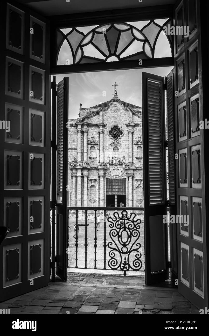 Una porta aperta che conduce ad un grande edificio sul terreno di una missione religiosa Foto Stock