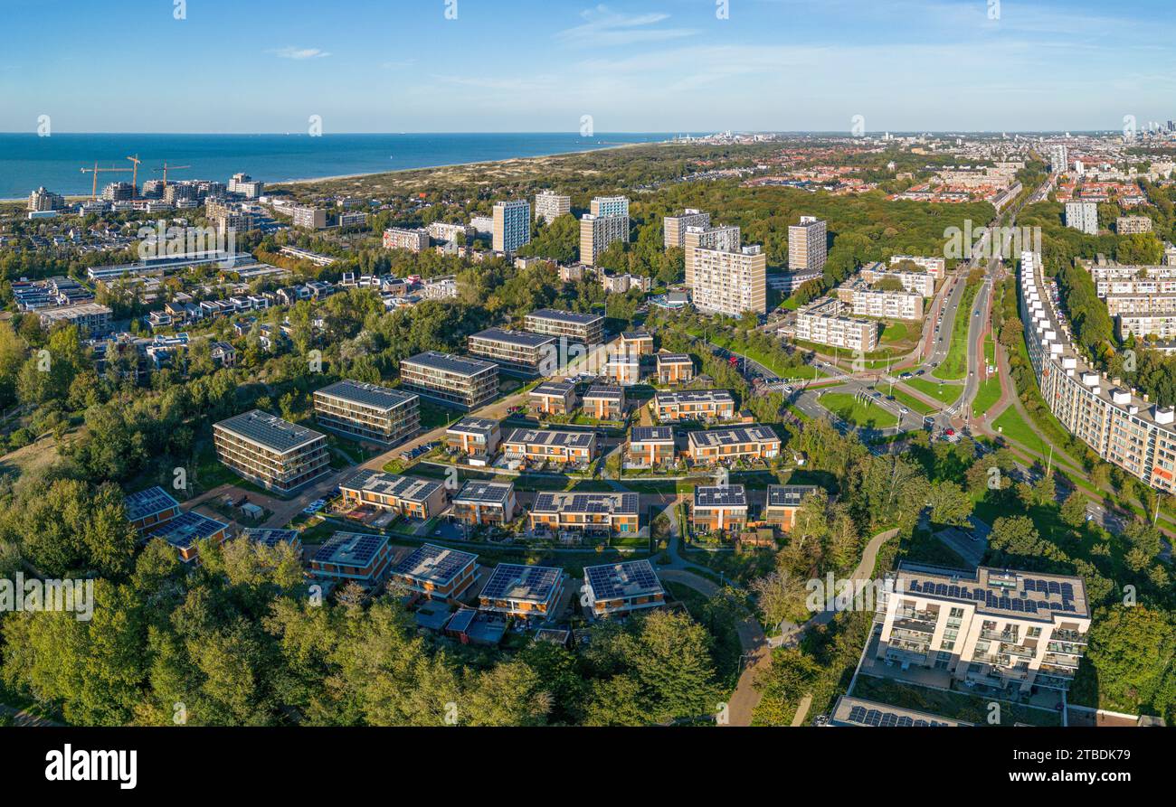 Vista aerea della città di Vejle, Danimarca, situata sulla costa del Mar Baltico, con un porto, edifici e strade visibili Foto Stock