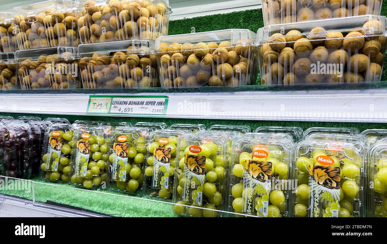 Frutta e verdura in mostra in un supermercato. Negozio di alimentari. Longan e uva. Bekasi, Indonesia, 7 dicembre 2023 Foto Stock