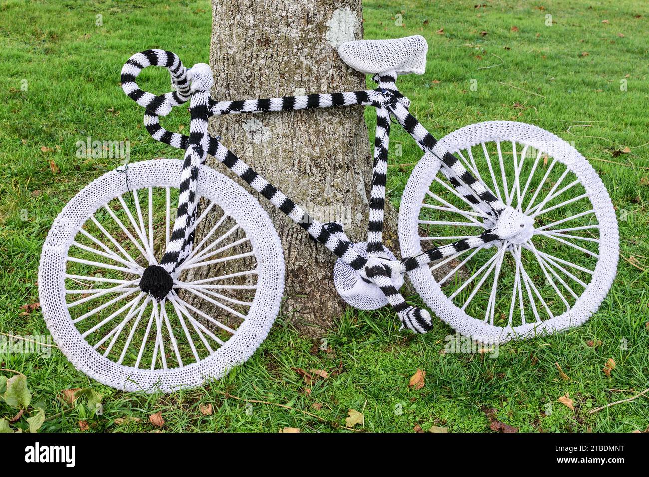 Bicicletta rivestita in maglia bianca e nera e uncinetto in mostra accanto a una pista ciclabile dedicata - Bossay-sur-Claise (37), Francia. Foto Stock