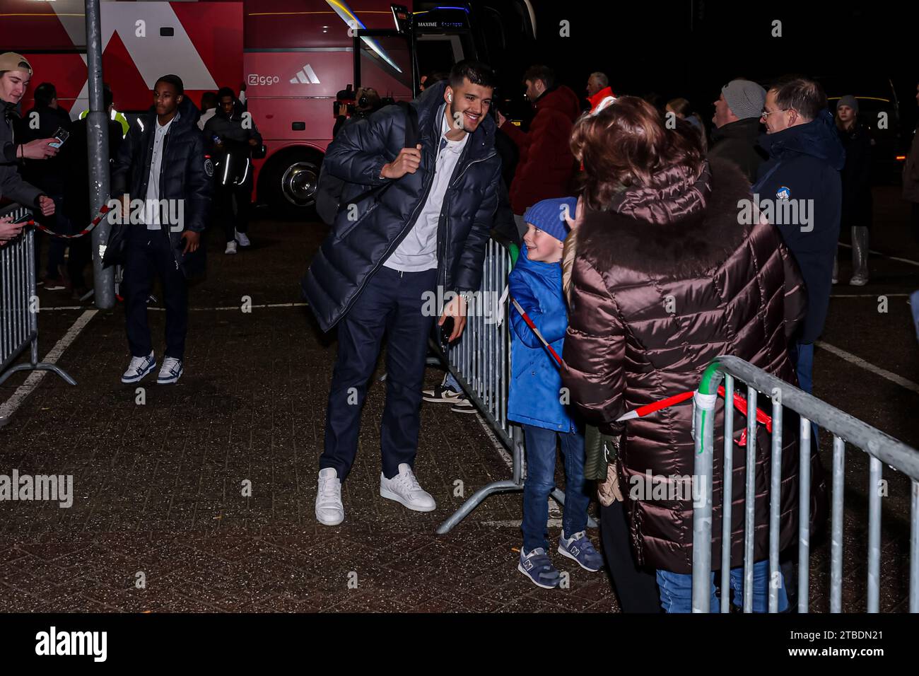 Waalwijk, Paesi Bassi. 6 dicembre 2023. WAALWIJK, PAESI BASSI - 6 DICEMBRE: Il portiere Geronimo Rulli dell'Ajax scatta foto con i tifosi durante la partita olandese Eredivisie tra RKC Waalwijk e Ajax, continuazione di una partita precedentemente abbandonata a causa di un'emergenza medica, al Mandemakers Stadion il 6 dicembre 2023 a Waalwijk, Paesi Bassi. (Foto di Ben Gal/Orange Pictures) credito: Orange Pics BV/Alamy Live News Foto Stock