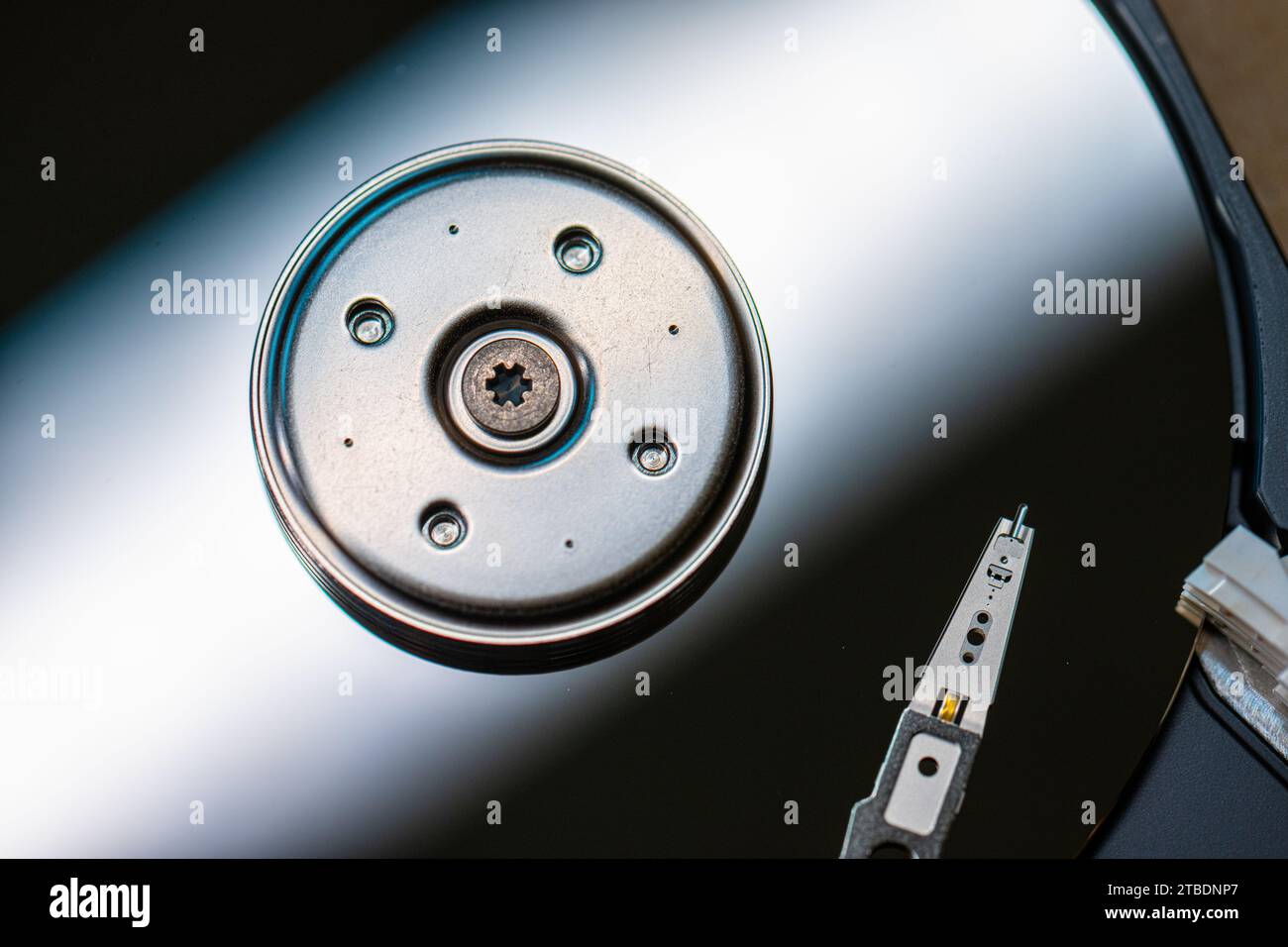 Meccanica all'interno di un'unità disco rigido con piatto e testina di scrittura di lettura Foto Stock