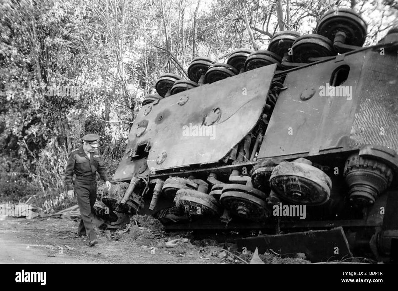 CAMPAGNA DI NORMANDIA 1944. Il generale Dwight D. Eisenhower passò un carro armato tedesco Tiger II in rovina nel 1944. Foto Stock