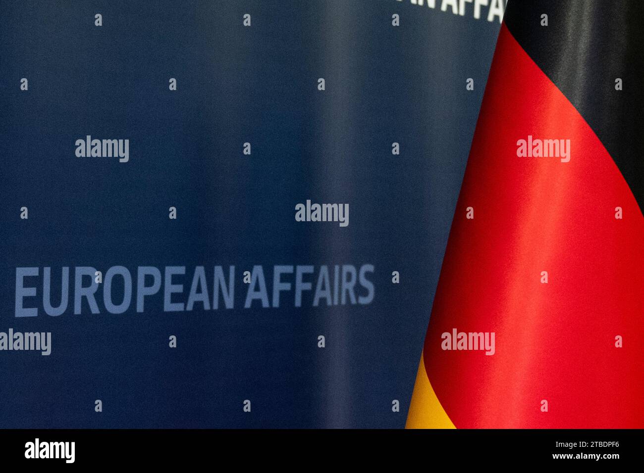 Lubiana, Slovenia. 6 dicembre 2023. "Affari europei” è scritto su un muro del Ministero degli Esteri di Lubiana. Il ministro degli Esteri si reca nella capitale Lubiana per tenere colloqui bilaterali ed europei con il governo sloveno. Credito: Hannes P. Albert/dpa/Alamy Live News Foto Stock