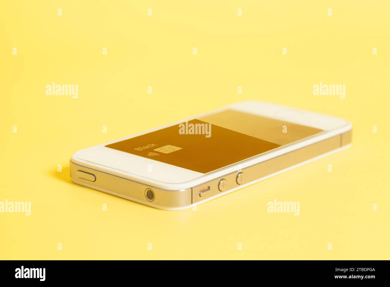 Smartphone con carta di credito bancaria sullo schermo. Foto Stock