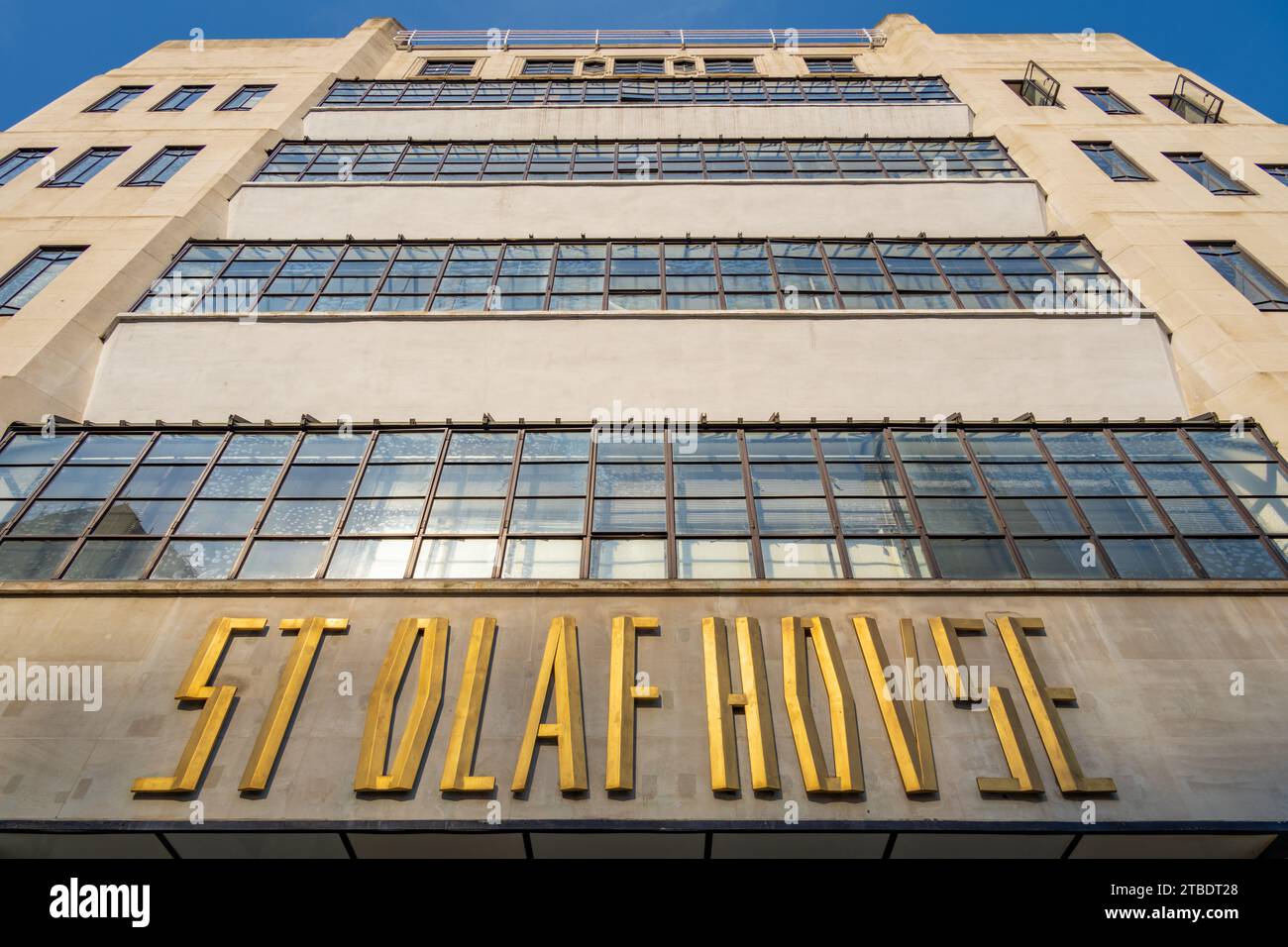 Guardando in alto il fronte Art Deco di St Olaf House, Tooley St London, progettato da Harry Stuart Goodhart-Rendel Foto Stock