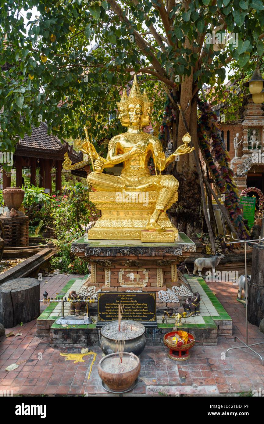 Chiang mai, Thailandia - 23 marzo 2018: Statua a quattro facce d'oro della divinità indù Brahma al tempio buddista Wat Lok Molee. Foto Stock