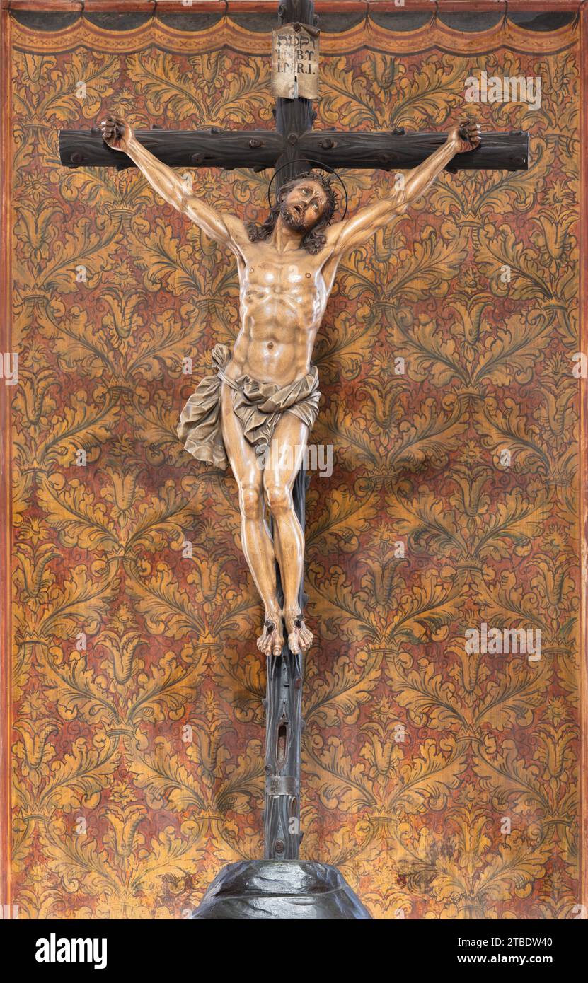 VICENZA, ITALIA - 5 NOVEMBRE 2023: La Crocifissione policroma scolpita nel Cahedral di un artista sconosciuto Foto Stock
