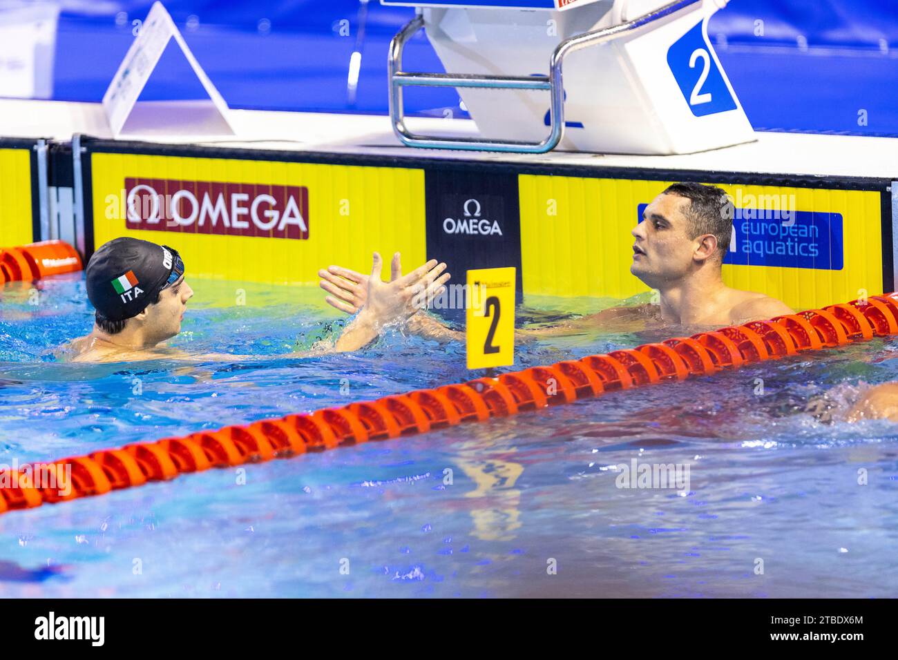 Manaudou Florent francese si congratula con Zazzeri Lorenzo d'Italia durante la semifinale maschile 50m Freestyle 1 al LEN Short Course European Championships 2023 il 6 dicembre 2023 a Otopeni, Romania - Photo Mihnea Tatu/LightSpeed Images/DPPI Credit: DPPI Media/Alamy Live News Foto Stock