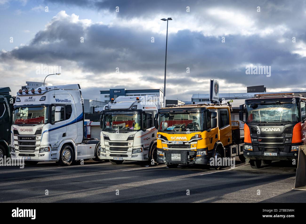 Reykjavik, Islanda - 6 ottobre 2023: Colorati camion Scania parcheggiati all'aperto. Foto Stock