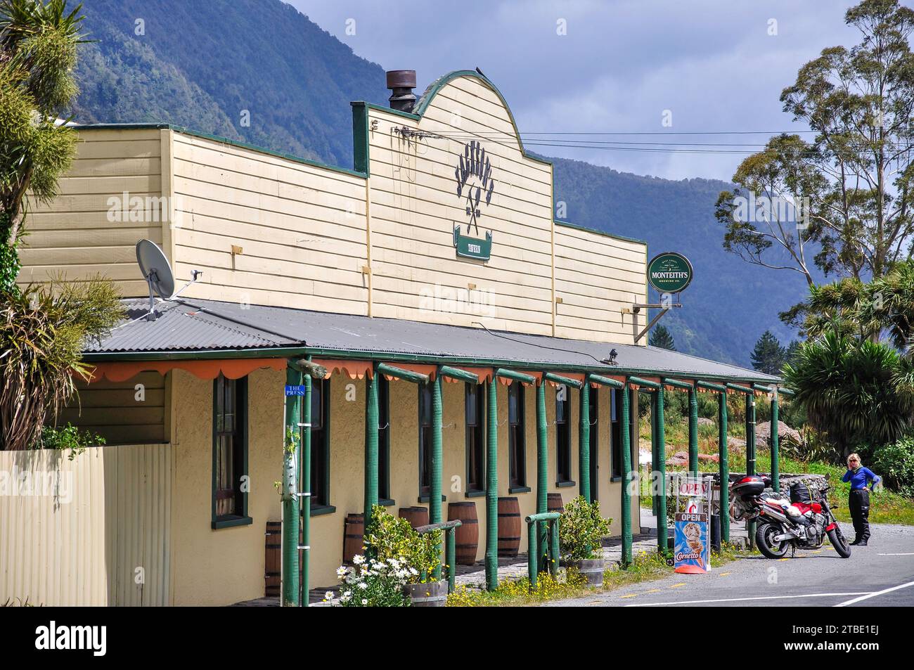 Historic Jackson's Tavern (1868), State Highway 73, Jacksons, Westland District, West Coast Region, South Island, nuova Zelanda Foto Stock