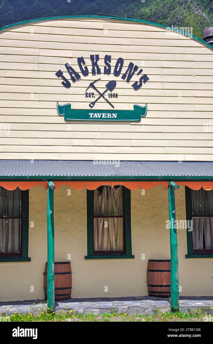 Historic Jackson's Tavern (1868), State Highway 73, Jacksons, Westland District, West Coast Region, South Island, nuova Zelanda Foto Stock