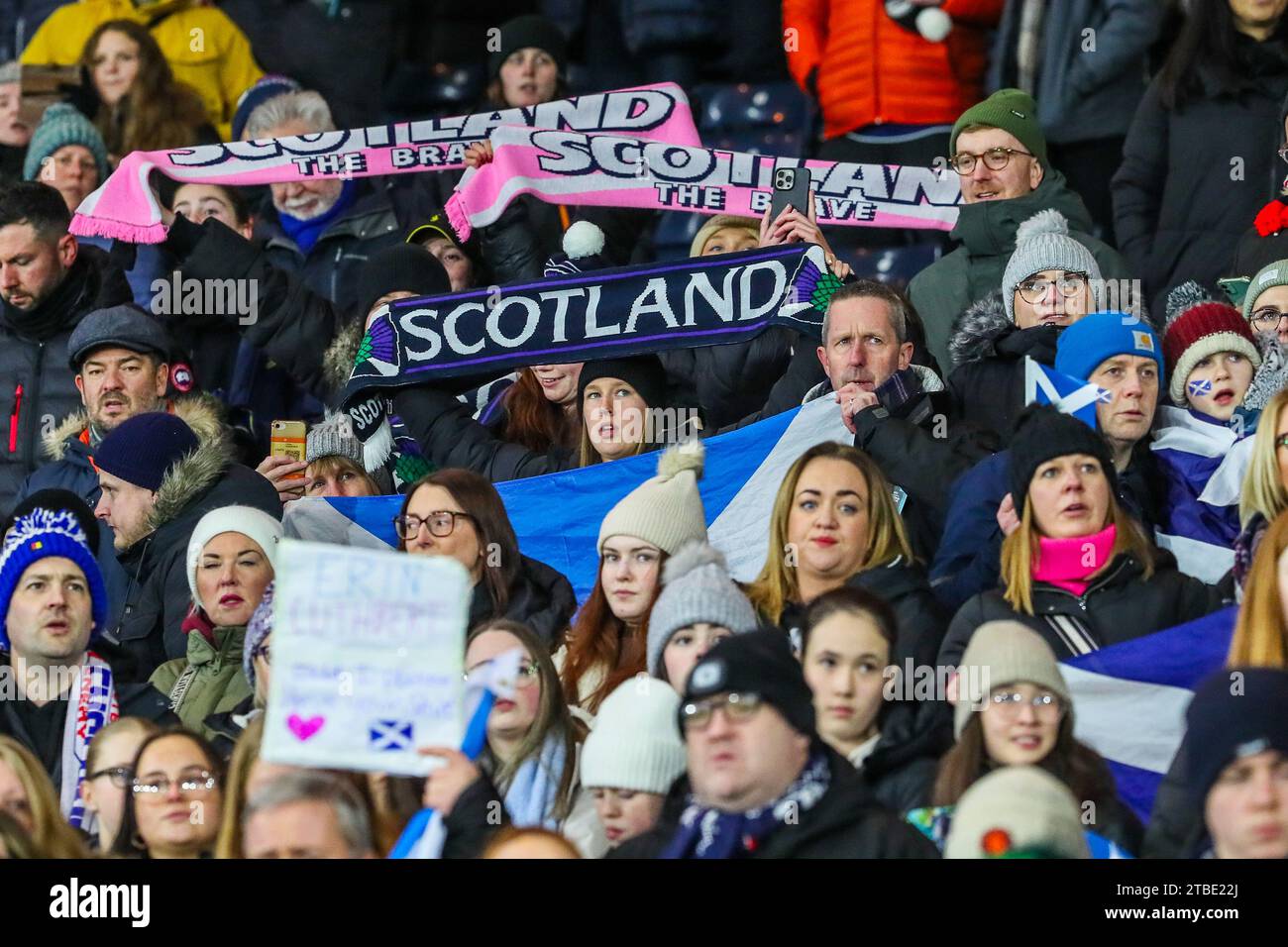 I tifosi di calcio scozzesi con sciarpe e striscioni con logo a sostegno della squadra di calcio internazionale femminile scozzese, Hampden Park, Glasgow, S. Foto Stock