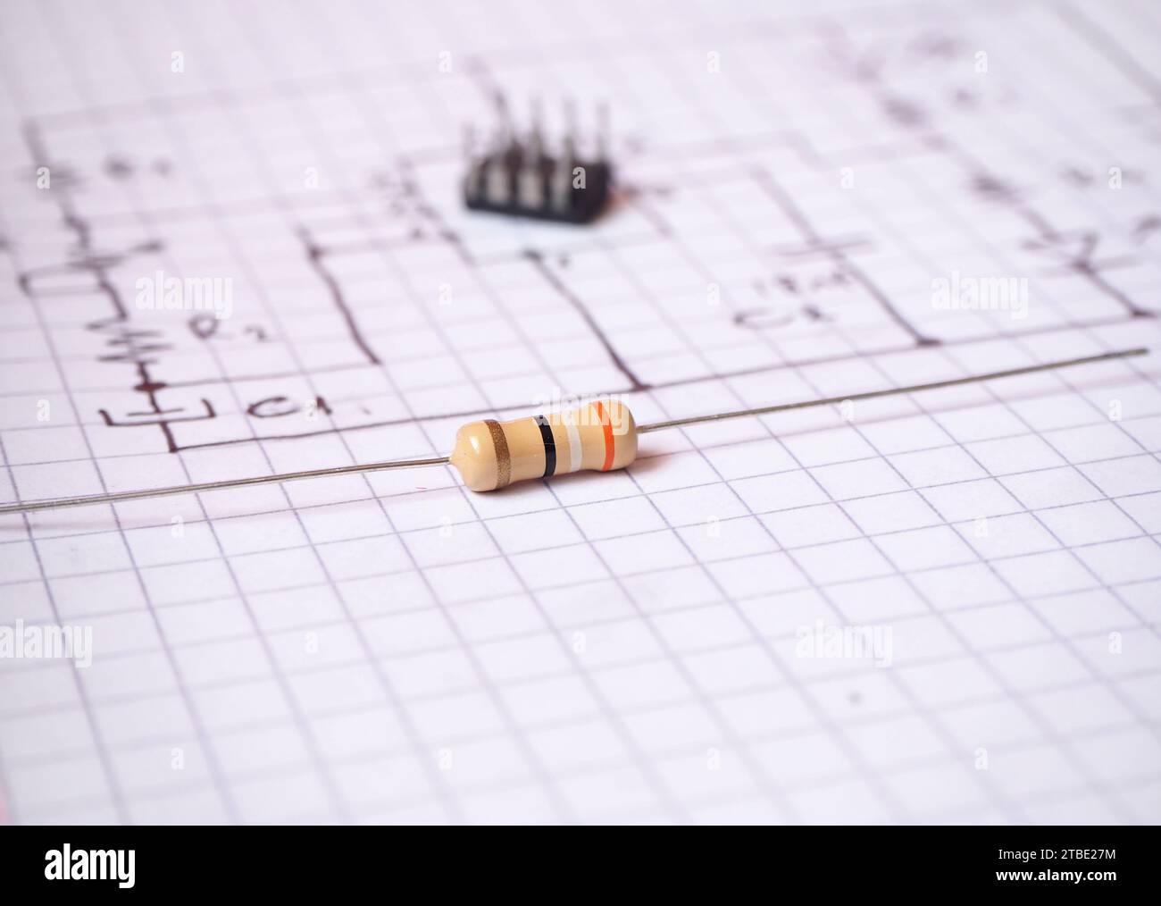 Schema elettrico e componenti. Pianificazione, progettazione e produzione di progetti nel settore elettrico - elettronico. Focalizzata sul resistore. Foto Stock