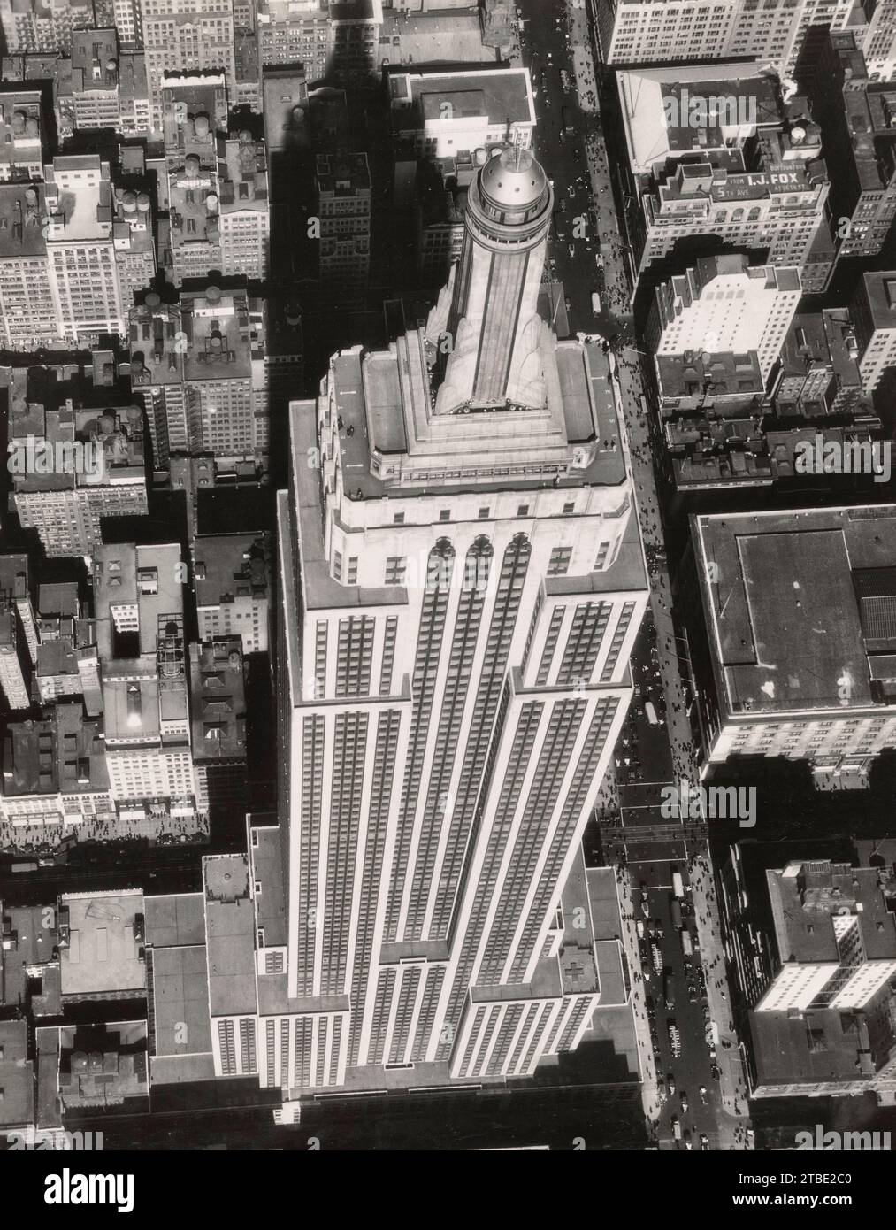 Vista aerea dell'Empire State Building a New York, giugno 1932 Foto Stock