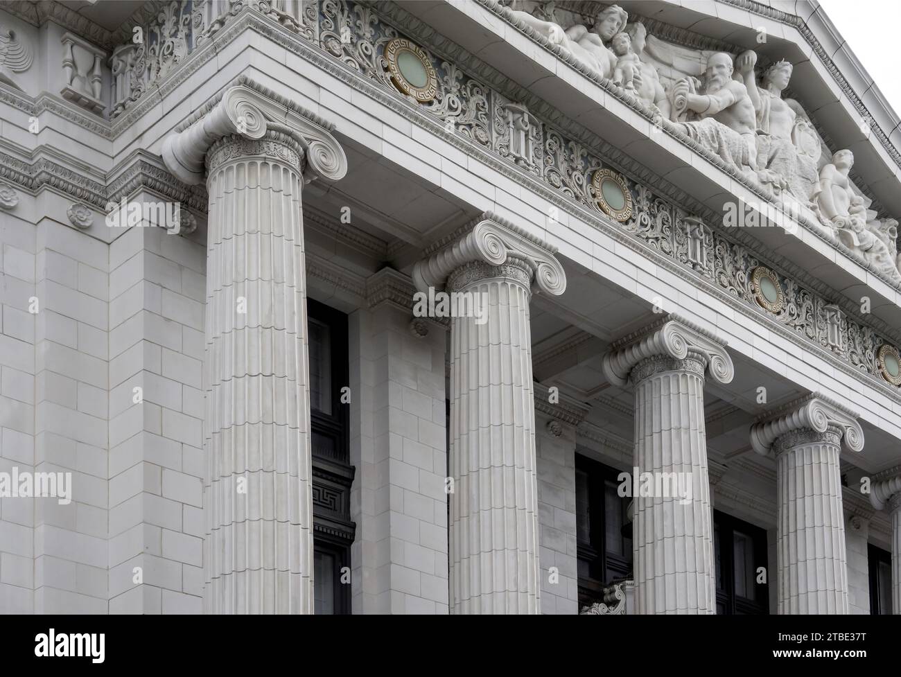 Colonne neoclassiche con rotoli corinzi Foto Stock