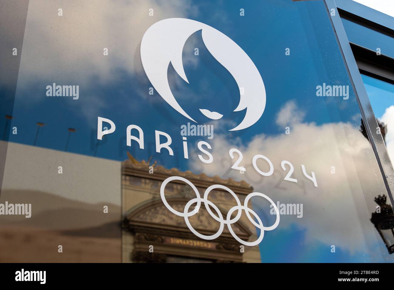 Primo piano del logo di Parigi 2024, simbolo dei Giochi Olimpici estivi di Parigi, con gli anelli olimpici Foto Stock