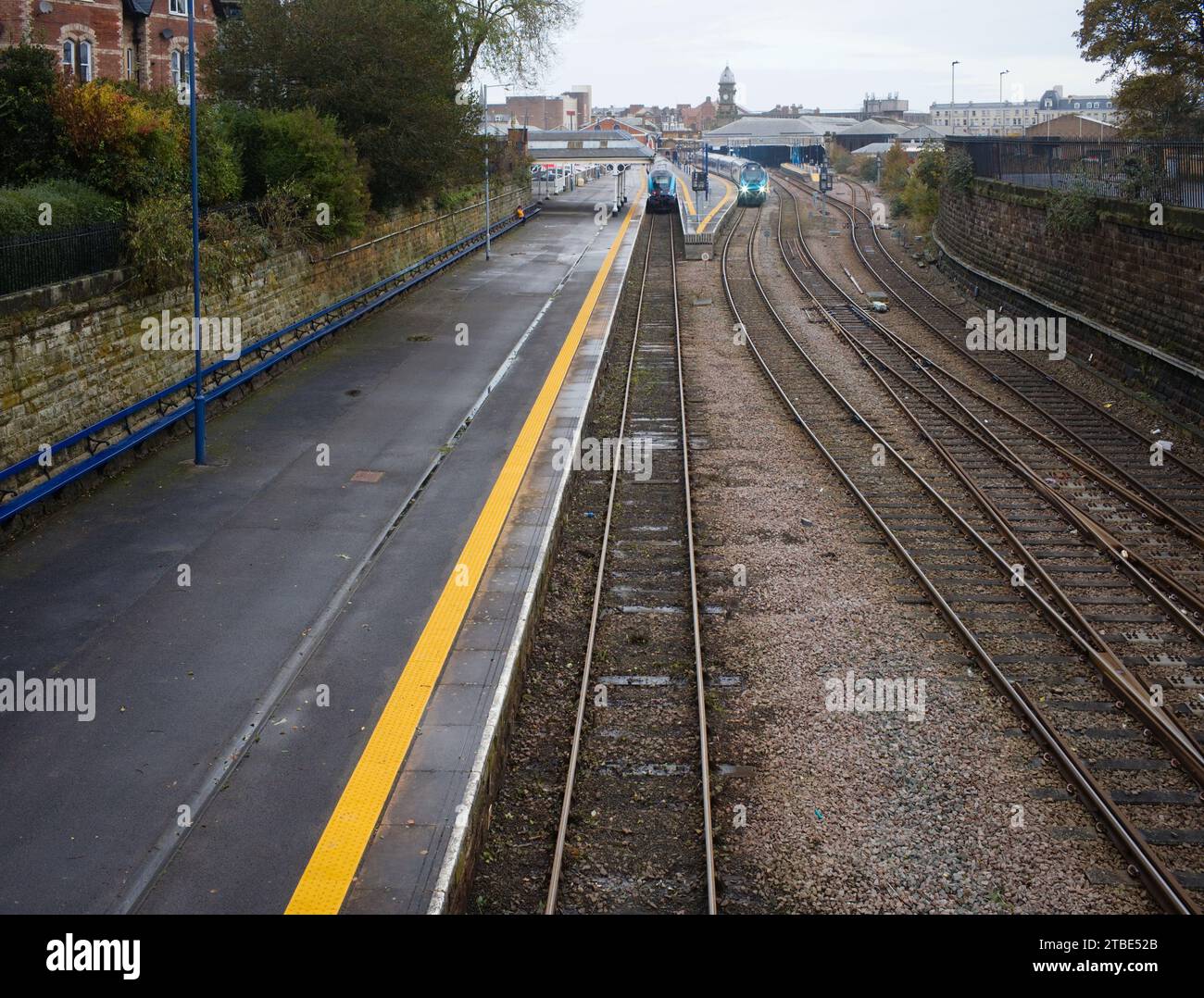Guardando in basso sulla stazione ferroviaria di Scarborough, con il più lungo posto a binario singolo in Gran Bretagna sulla sinistra Foto Stock