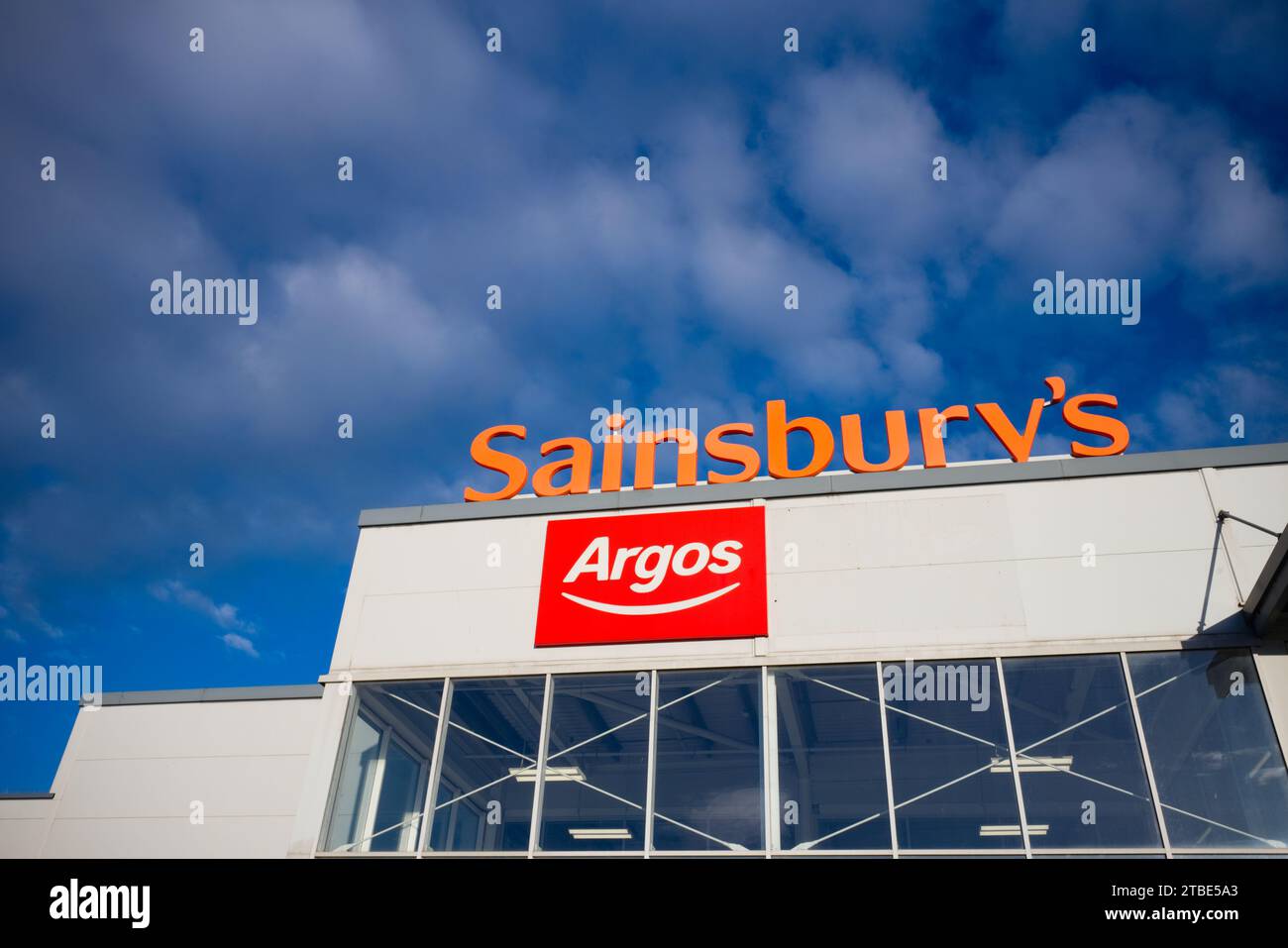 Sto guardando un superstore di Sainsbury con il logo Argos Foto Stock