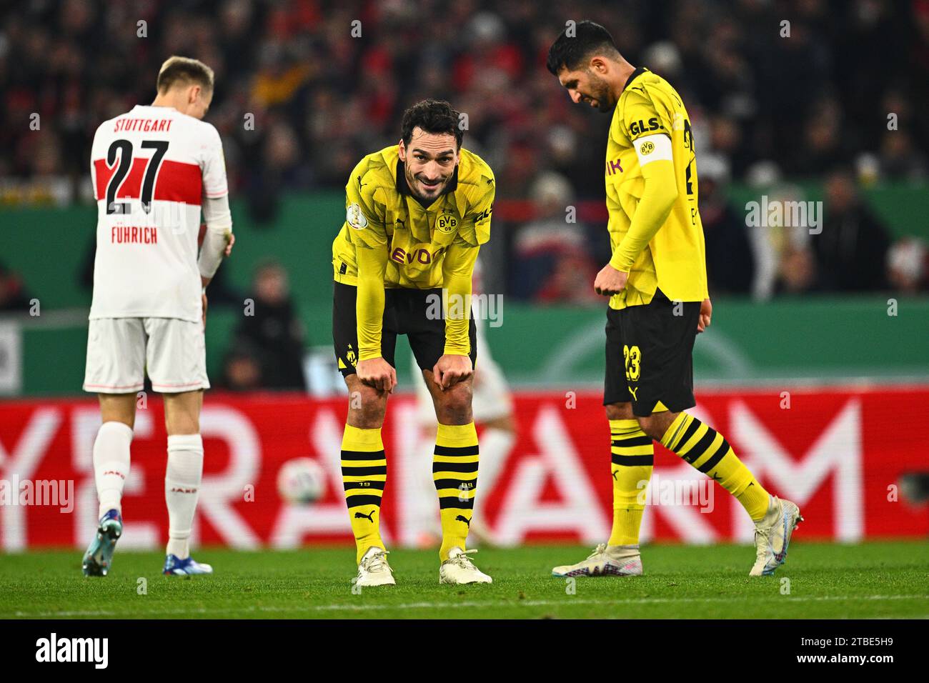Stoccarda, Germania. 6 dicembre 2023. Calcio: DFB Cup, VfB Stoccarda - Borussia Dortmund, round of 16, MHPArena. Dortmund's Mats Hummels fa un respiro profondo. NOTA IMPORTANTE: In conformità alle norme della DFL German Football League e della DFB German Football Association, è vietato utilizzare o far utilizzare fotografie scattate nello stadio e/o della partita sotto forma di immagini sequenziali e/o di serie di foto simili a video. Credito: Tom Weller/dpa/Alamy Live News Foto Stock