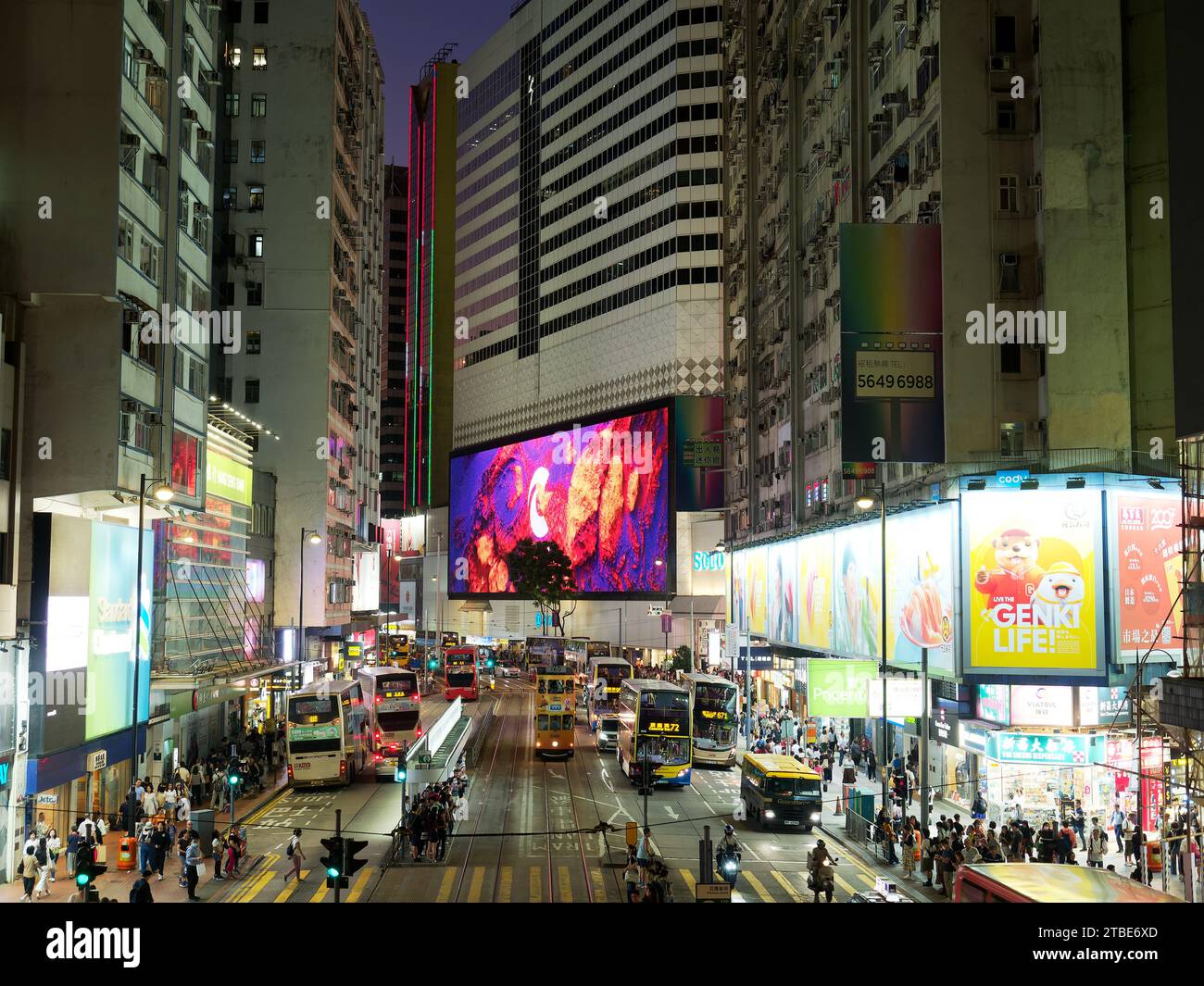 Vista dal basso del traffico di Hong Kong lungo Hennessy Road nella Causeway Bay di notte Foto Stock