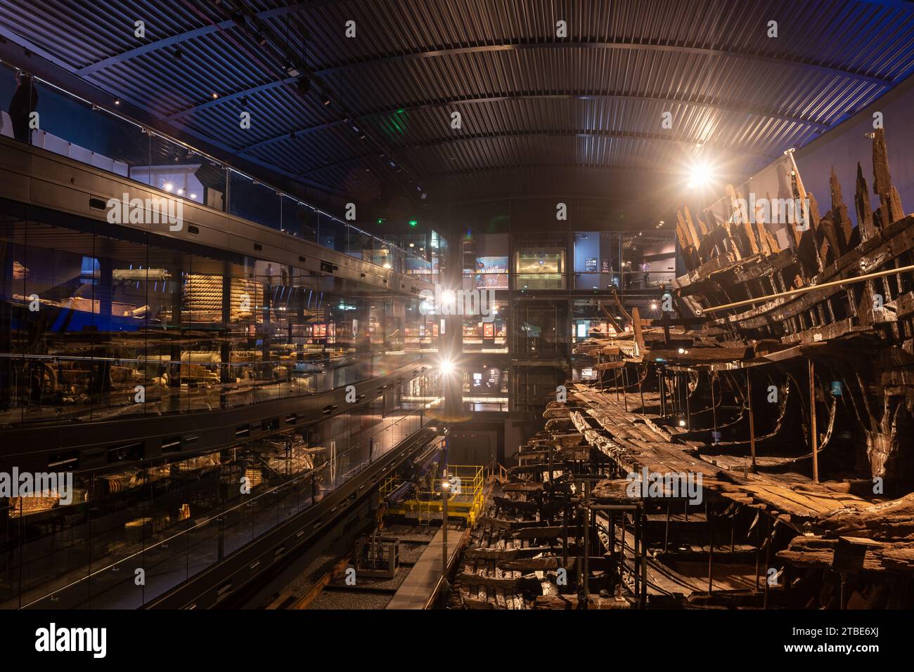 Interno del museo Mary Rose nello storico cantiere navale di Portsmouth, che mostra la nave e i manufatti su diversi piani. Dicembre 2023 Foto Stock