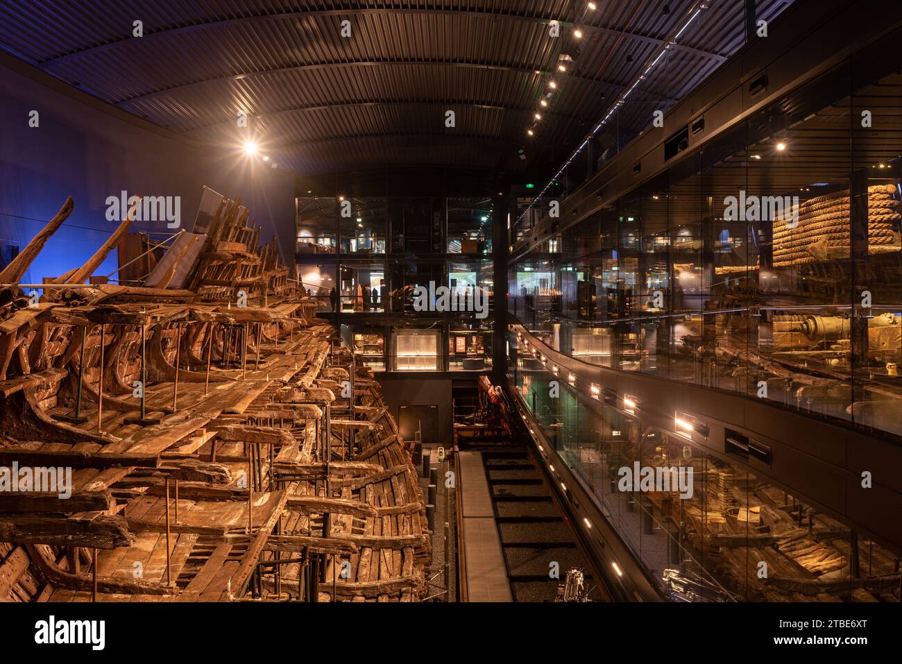 Interno del museo Mary Rose nello storico cantiere navale di Portsmouth, che mostra la nave e i manufatti su diversi piani. Dicembre 2023 Foto Stock