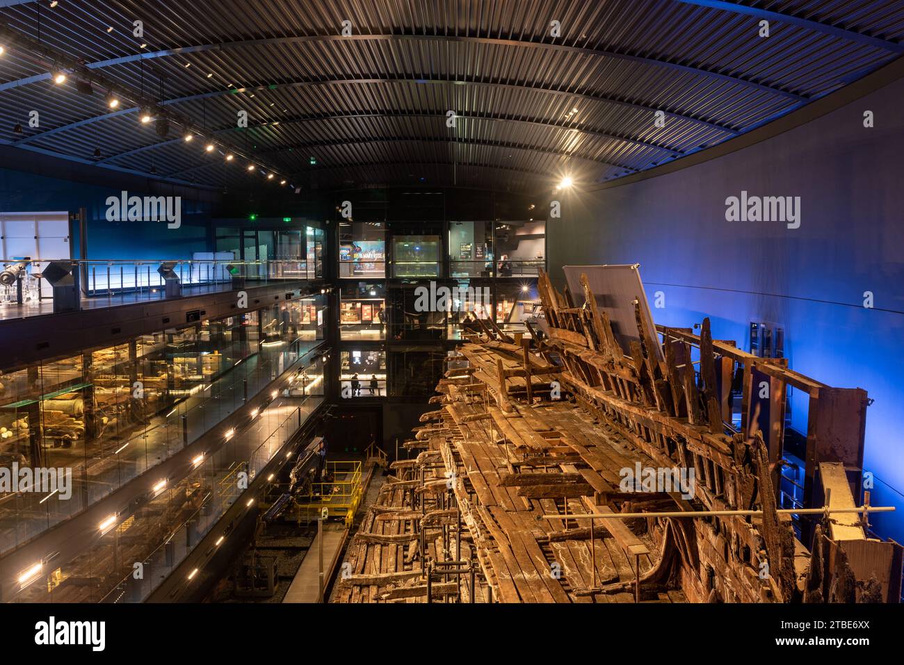 Interno del museo Mary Rose nello storico cantiere navale di Portsmouth, che mostra la nave e i manufatti su diversi piani. Dicembre 2023 Foto Stock