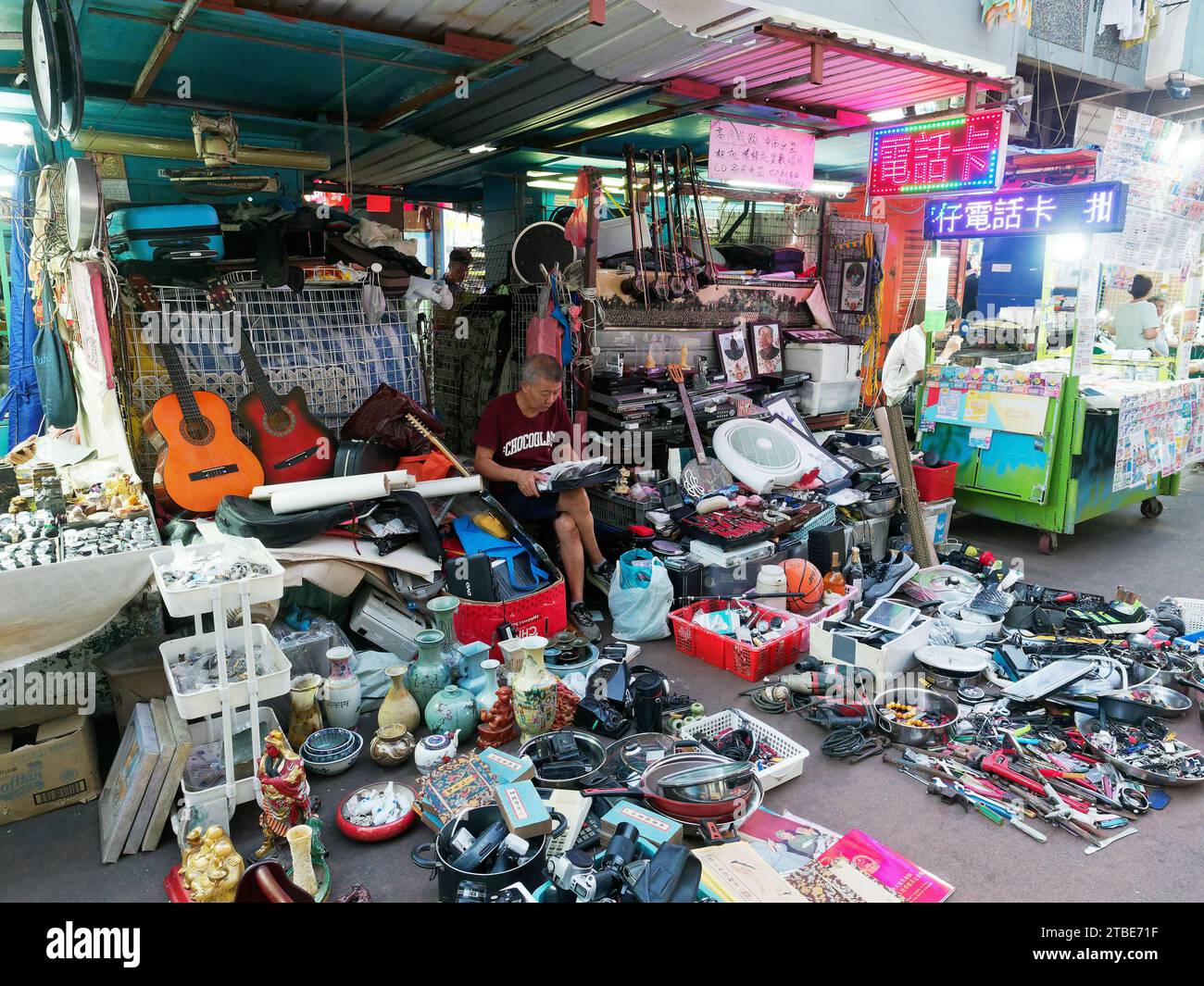 Vista di una bancarella nel mercato di strada nel quartiere Sham Shui po di Hong Kong Kowloon vende tutto tranne un lavandino da cucina Foto Stock