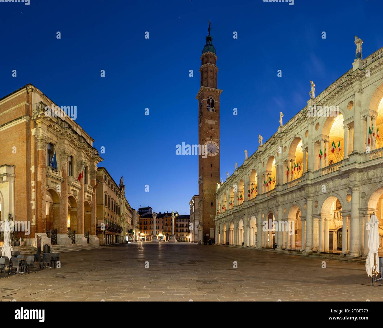 Vicenza - Piazza dei signori al tramonto con la Basilica Palladiana e la Loggia del Capitaniato. Foto Stock