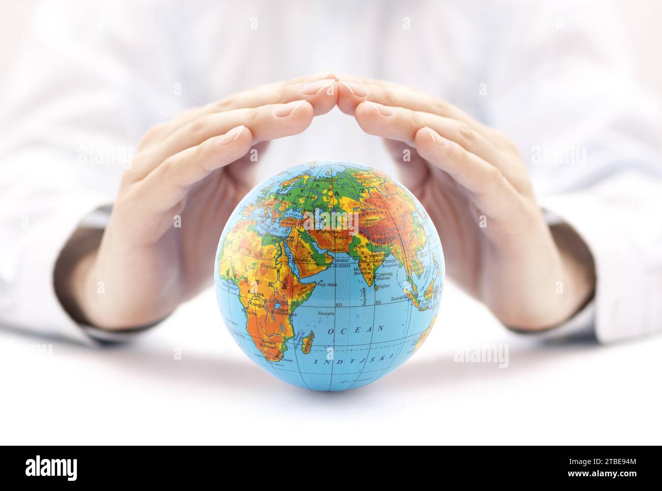 Pianeta Terra globo protetto dalle mani. Foto Stock