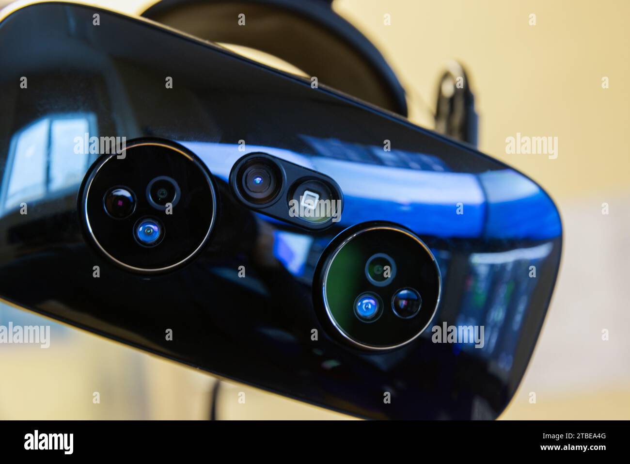 Visore VR con fotocamere di con realtà aumentata e sensori aggiuntivi, foto ravvicinata con messa a fuoco selettiva Foto Stock