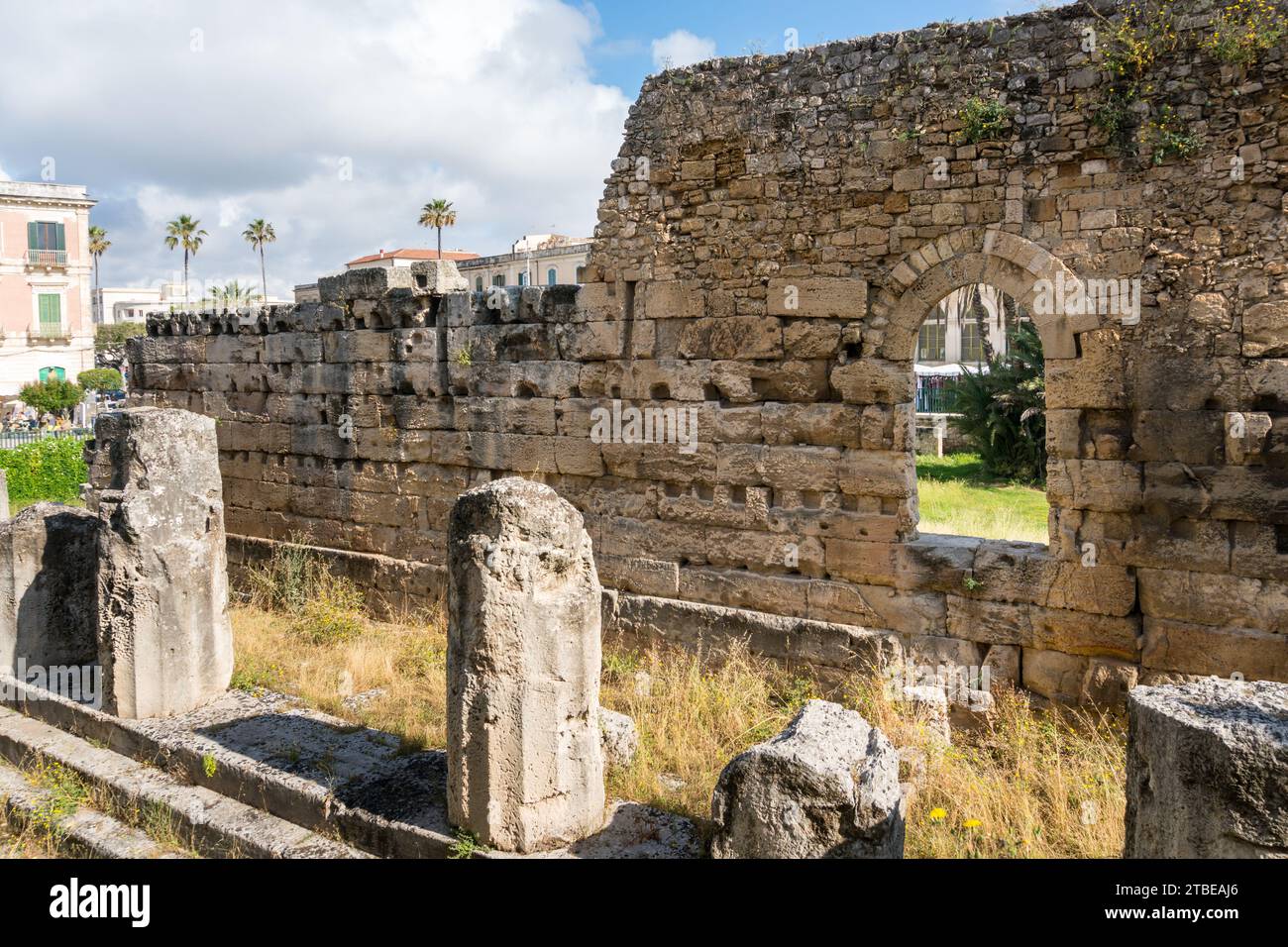 Siracusa, Italia - 9 maggio 2022: Vista del bellissimo tempio di Apollo, il più antico in Sicilia durante una giornata di sole Foto Stock
