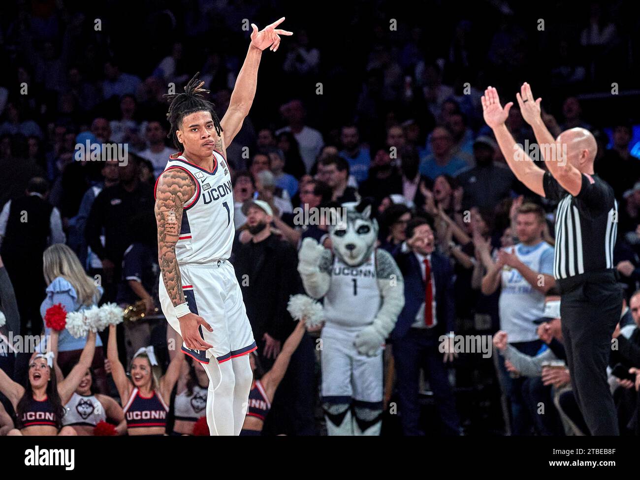 La guardia dei Connecticut Huskies Solomon Ball (1) reagisce dopo un puntatore tre contro i North Carolina Tar Heels durante il Jimmy V Classic al Madison Square Garden di New York City martedì 5 dicembre 2023. Duncan Williams/CSM Foto Stock