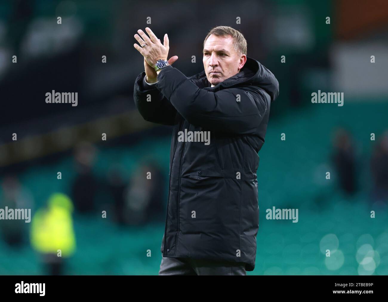 Il manager del Celtic Brendan Rodgers applaude i tifosi dopo il cinch Premiership match al Celtic Park, Glasgow. Data foto: Mercoledì 6 dicembre 2023. Foto Stock