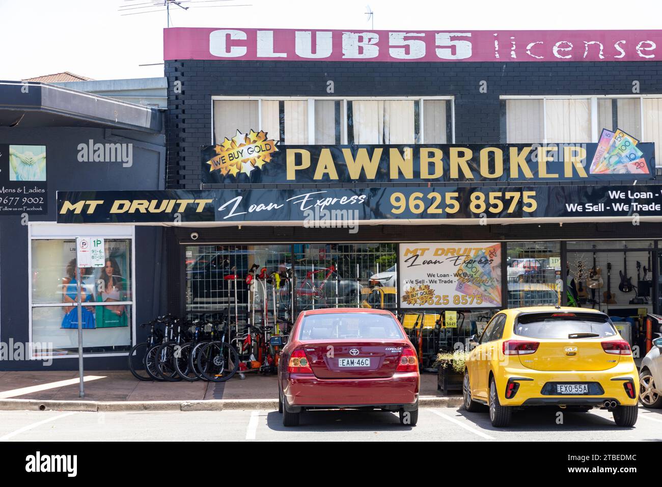 Pewnbroker australiano e negozio di biciclette a Mt Druitt, nella parte occidentale di Sydney, Australia Foto Stock
